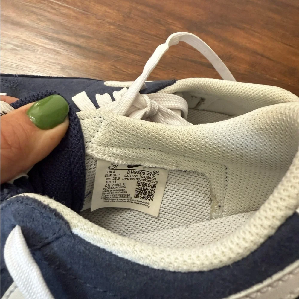 Nike Blazer ‘77 low Navy and White Suede Sneakers-Size 4.5